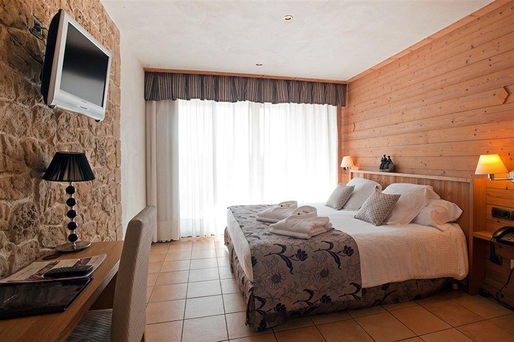 Hotel La Placa Garriguella Exteriör bild