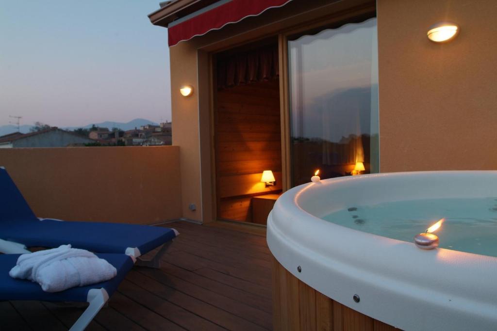 Hotel La Placa Garriguella Rum bild