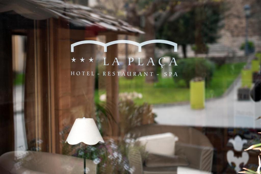 Hotel La Placa Garriguella Exteriör bild